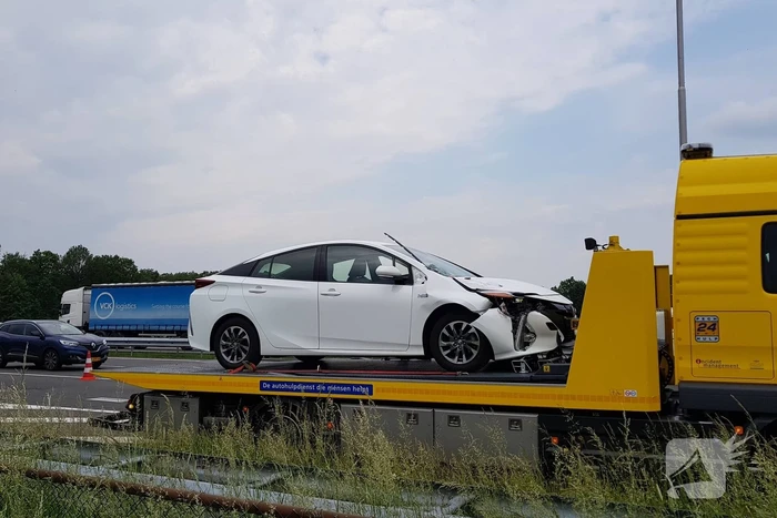 Auto botst achterop vrachtwagen