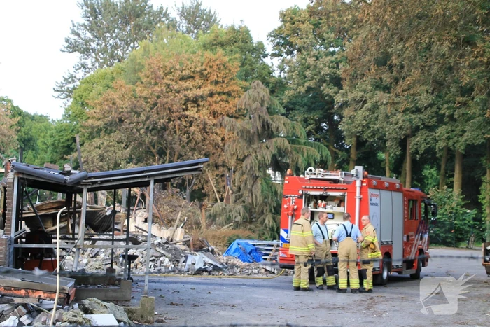 Brandweer blust kleine brand in afgebrand pand