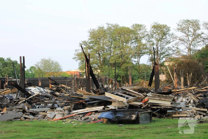 Brandweer blust kleine brand in afgebrand pand