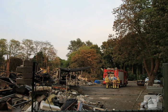 Brandweer blust kleine brand in afgebrand pand