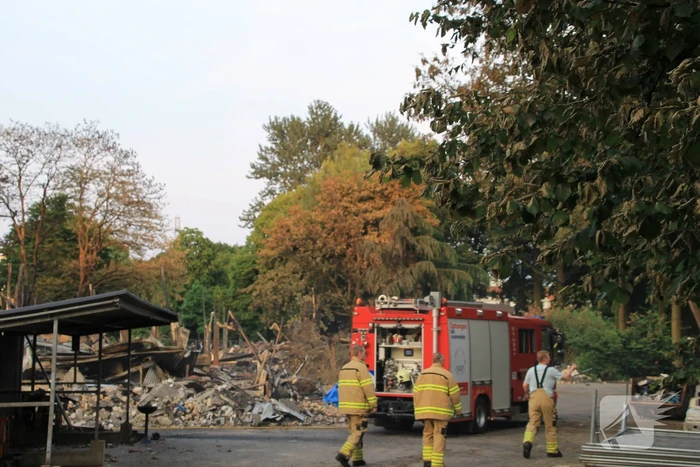 Brandweer blust kleine brand in afgebrand pand