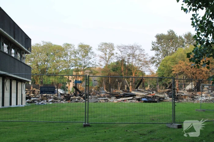 Brandweer blust kleine brand in afgebrand pand