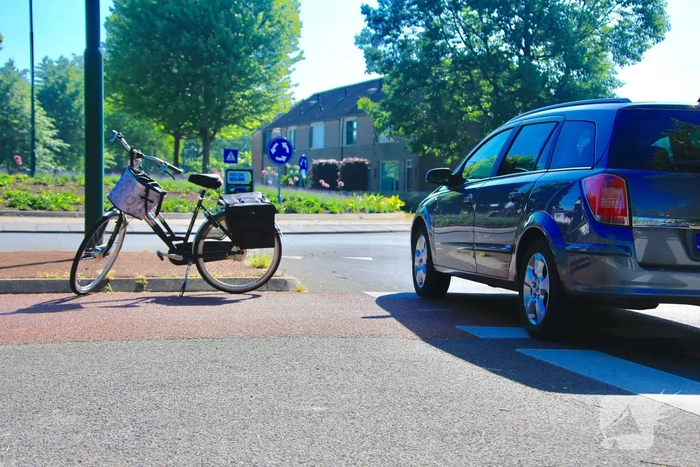 Fietsster gewond na aanrijding met auto
