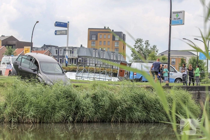 Bestelbus met aanhangwagen verliest glasplaten Laakboulevard, Amersfoort (+ VIDEO)