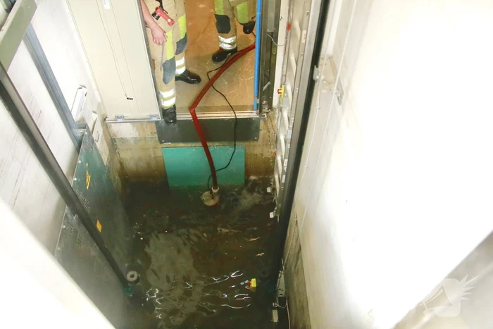 Hoosbui zet parkeergarage onder water
