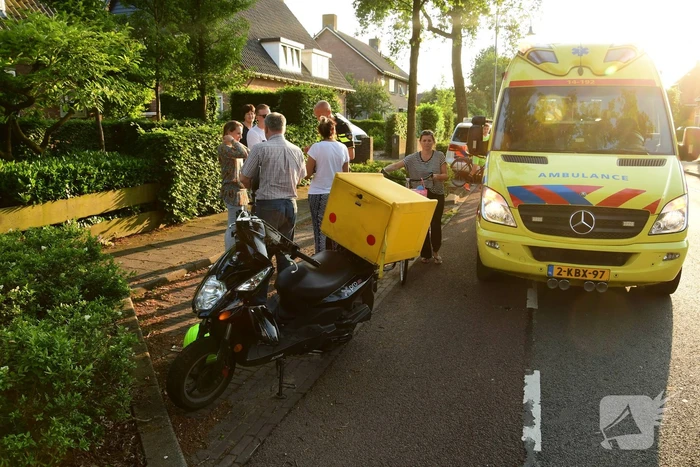 Pizzabezorger knalt achterop remmende automobilist