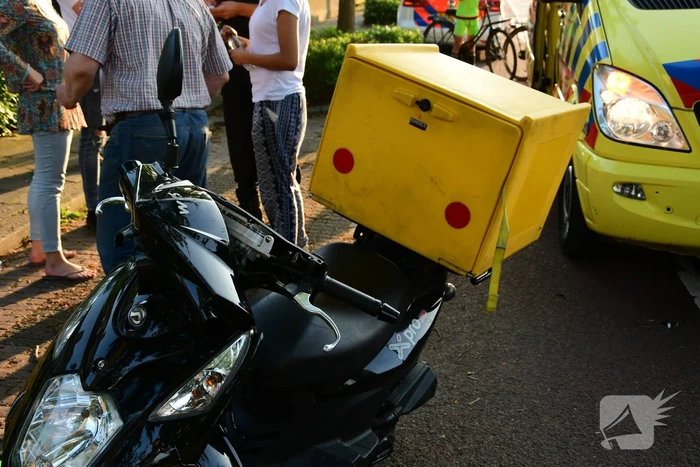 Pizzabezorger knalt achterop remmende automobilist