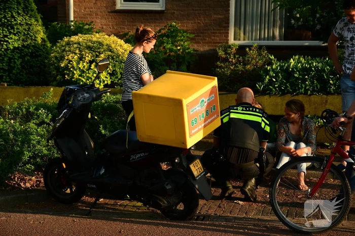 Pizzabezorger knalt achterop remmende automobilist