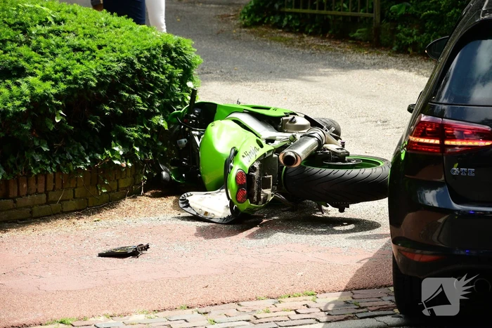 Motorrijder vliegt over motorkap na aanrijding