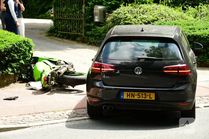Motorrijder vliegt over motorkap na aanrijding