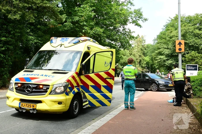 Motorrijder vliegt over motorkap na aanrijding