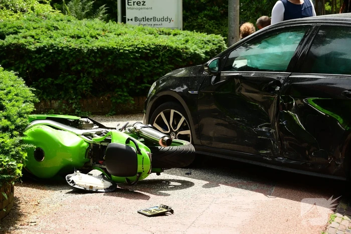 Motorrijder vliegt over motorkap na aanrijding