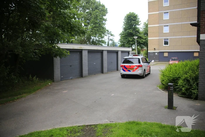 Brandweer blust aangestoken pallets
