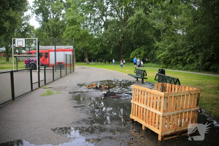 Brandweer blust aangestoken pallets