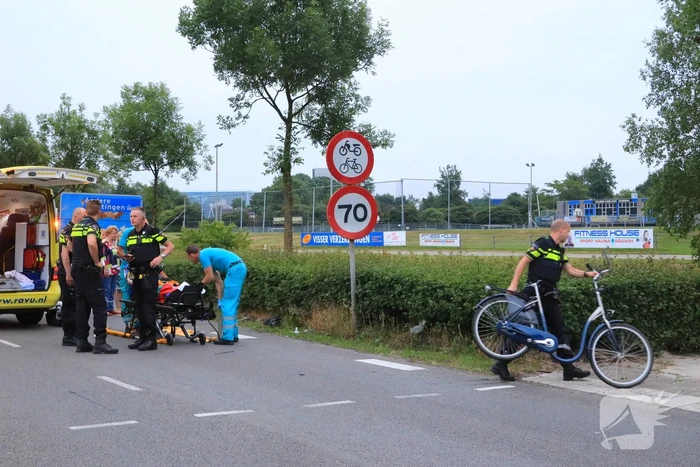 Overstekende fietser aangereden door auto