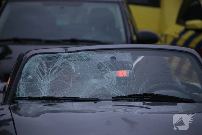 Overstekende fietser aangereden door auto