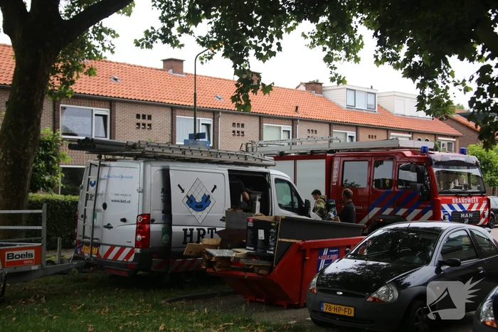 Brandweer doet onderzoek naar gaslucht in woning
