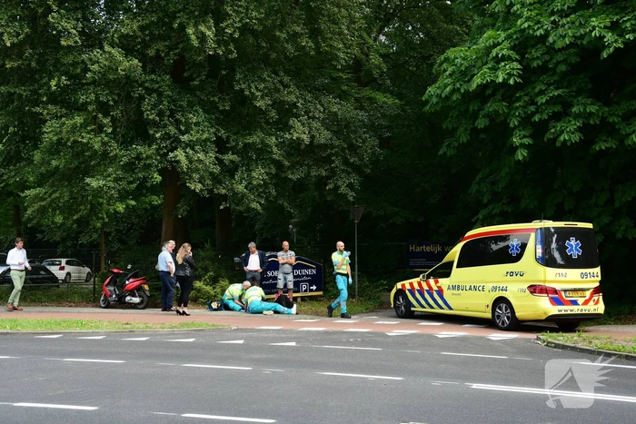 Brommerrijdster gewond na botsing met auto