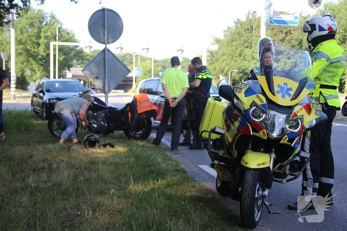 Motorrijder aangereden door auto