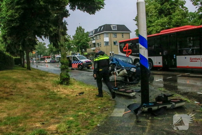 Automobilist ramt stoplicht