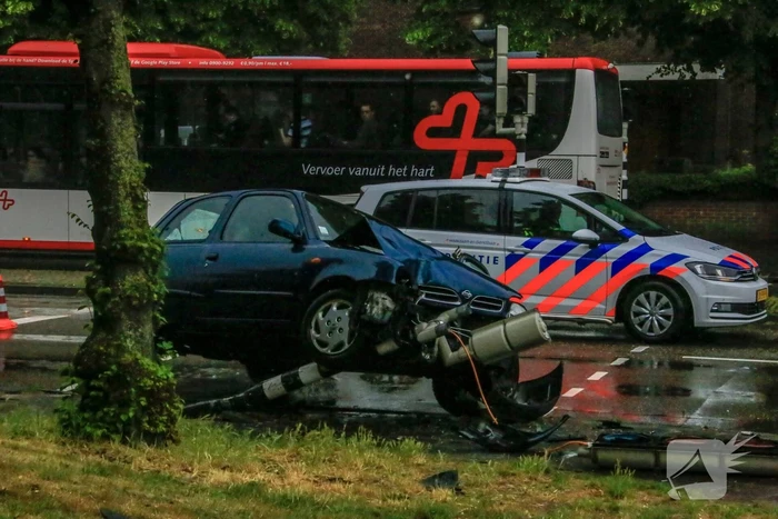 Automobilist ramt stoplicht