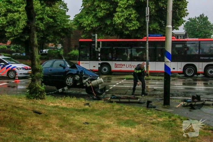 Automobilist ramt stoplicht