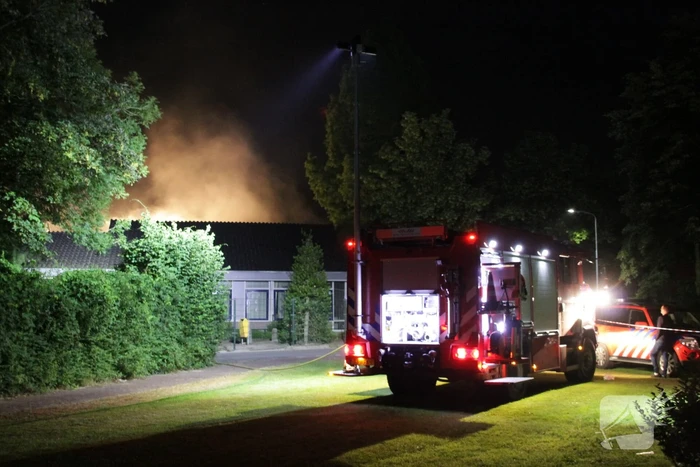Brandweer blust grote brand in schoolgebouw
