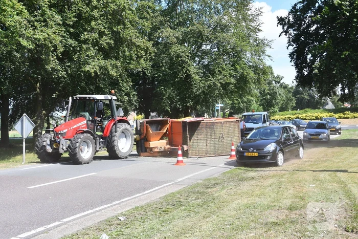 Aanhanger vol houtsnippers kantelt en zorgt voor verkeershinder