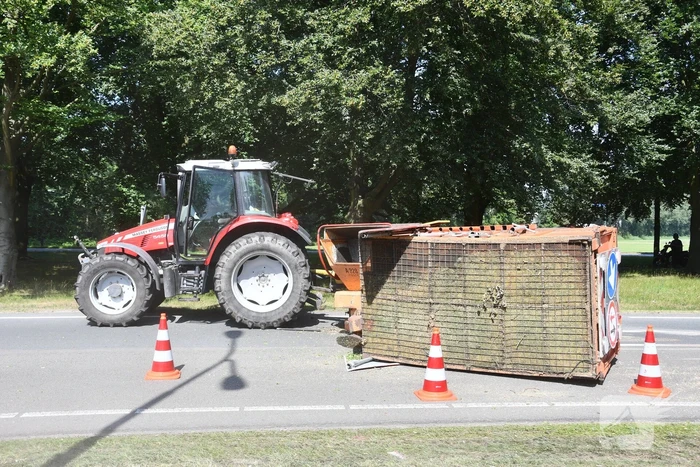 Aanhanger vol houtsnippers kantelt en zorgt voor verkeershinder