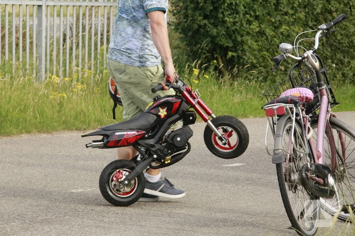 Jongetje (4) ramt hekwerk met mini-crossmotor