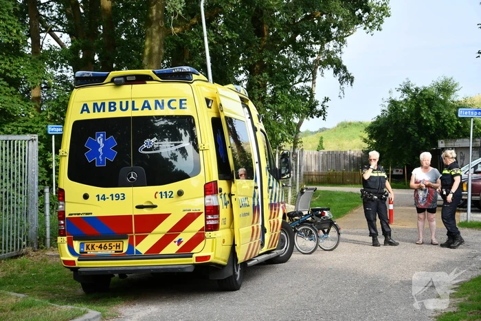 Oudere man op elektrische driewieler gewond na val op hei