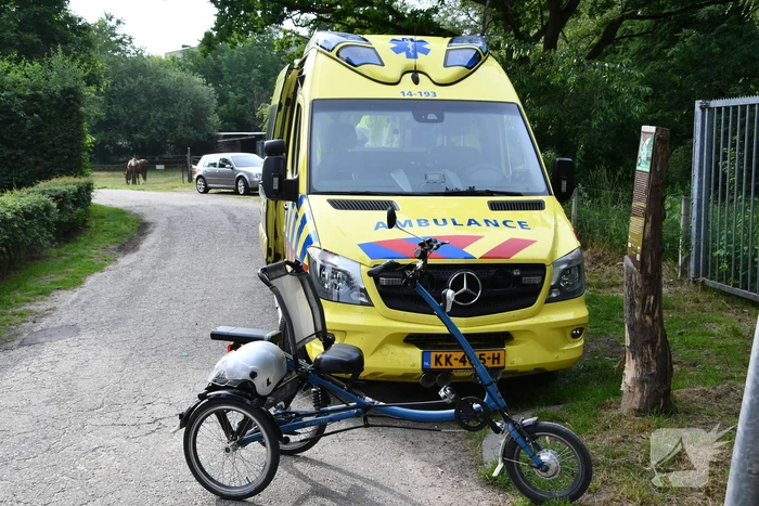 Oudere man op elektrische driewieler gewond na val op hei