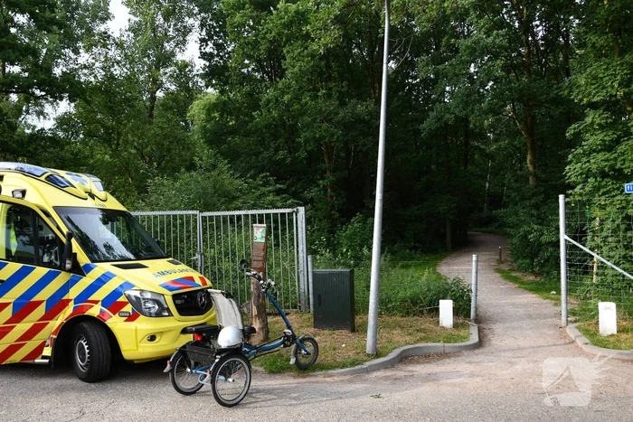 Oudere man op elektrische driewieler gewond na val op hei