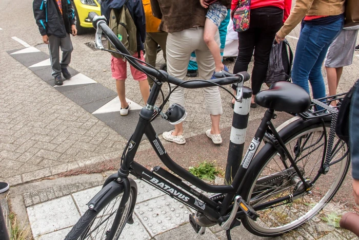 Fietser gewond na botsing tegen paaltje