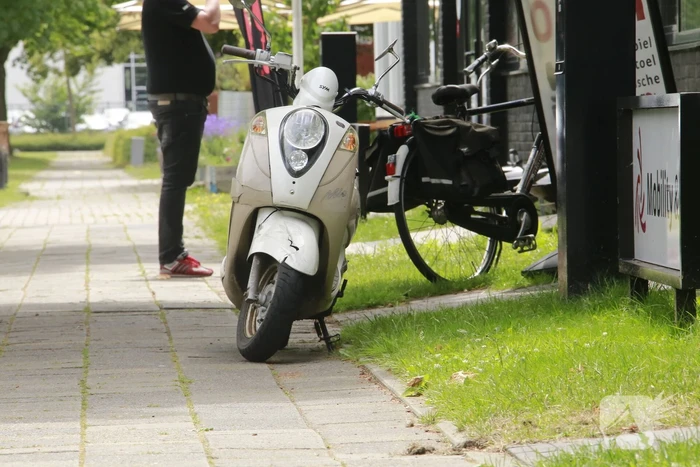 Achteruitrijdende bestelbus ramt scooter