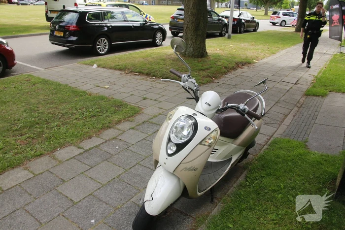 Achteruitrijdende bestelbus ramt scooter