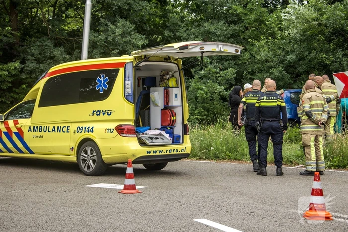 Automobilist rijdt rechtdoor berm in