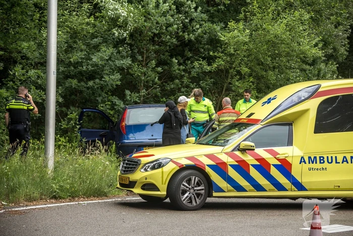 Automobilist rijdt rechtdoor berm in