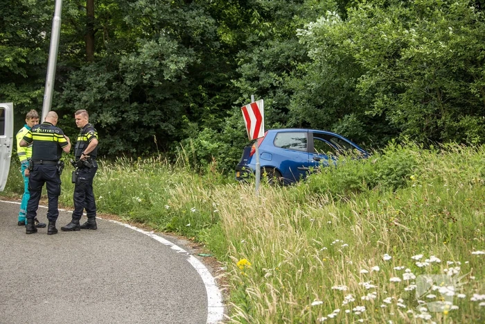Automobilist rijdt rechtdoor berm in