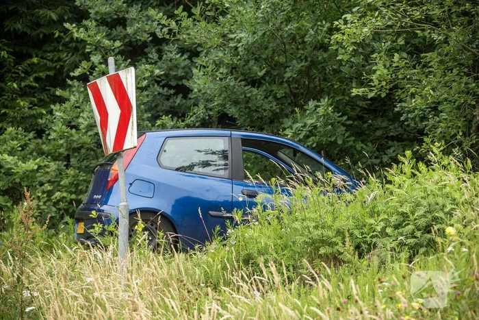 Automobilist rijdt rechtdoor berm in