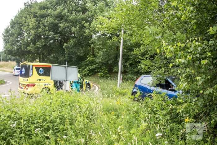 Automobilist rijdt rechtdoor berm in