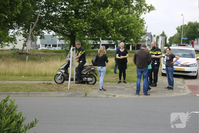 Scooter en brommer botsen en één rijdt door