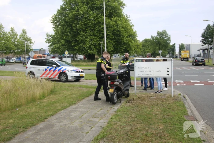 Scooter en brommer botsen en één rijdt door