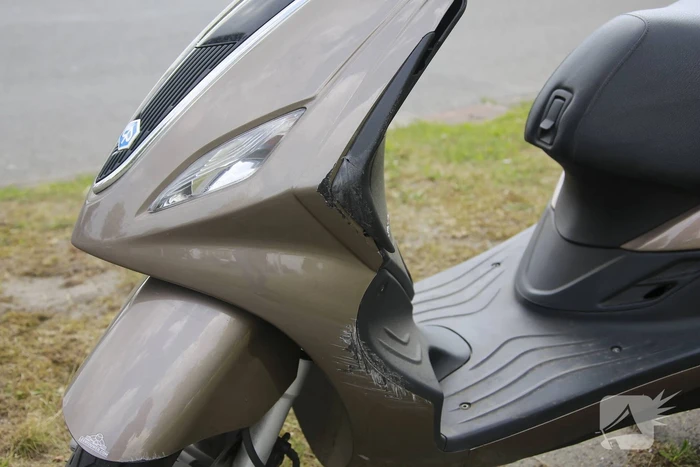 Scooter en brommer botsen en één rijdt door