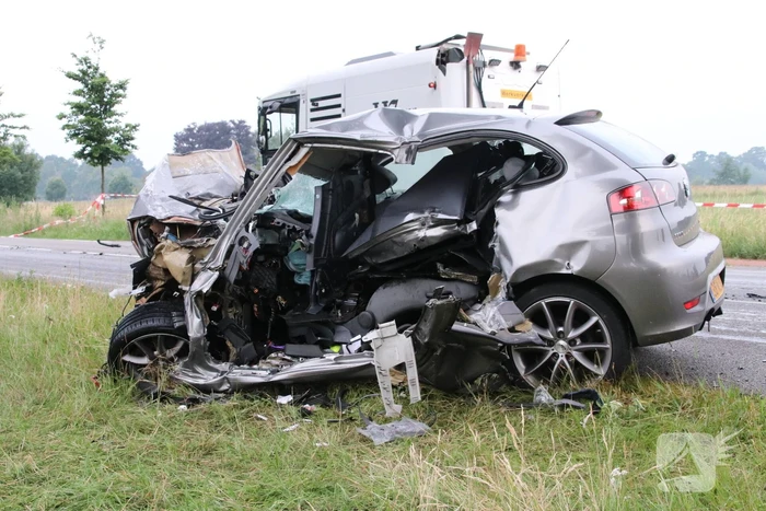 UPDATE: Dode na frontale botsing met vrachtwagen