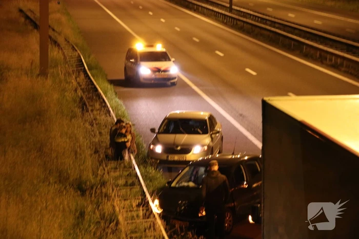 Personenauto botst achterop vrachtwagen