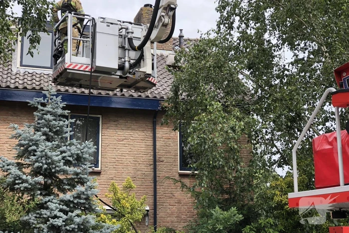 Brand op dak ontstaan door verfbrander