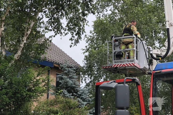 Brand op dak ontstaan door verfbrander