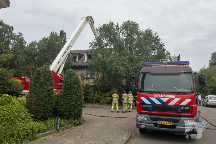 Brand op dak ontstaan door verfbrander
