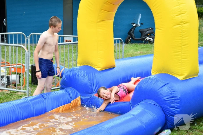 Veel kinderen hebben plezier bij buitenspeeldag